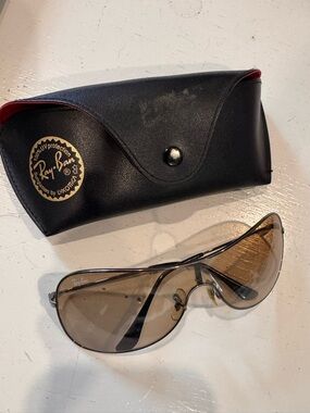 Ray-Ban Men’s Black Frame Sunglasses with Brown Lenses